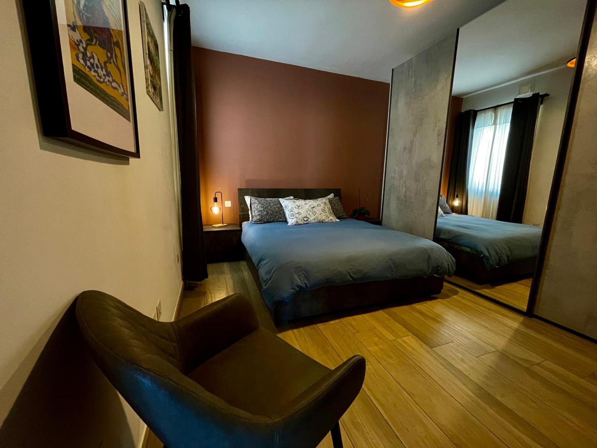 Airport Express: Private En-suite With Self-check Homestay *