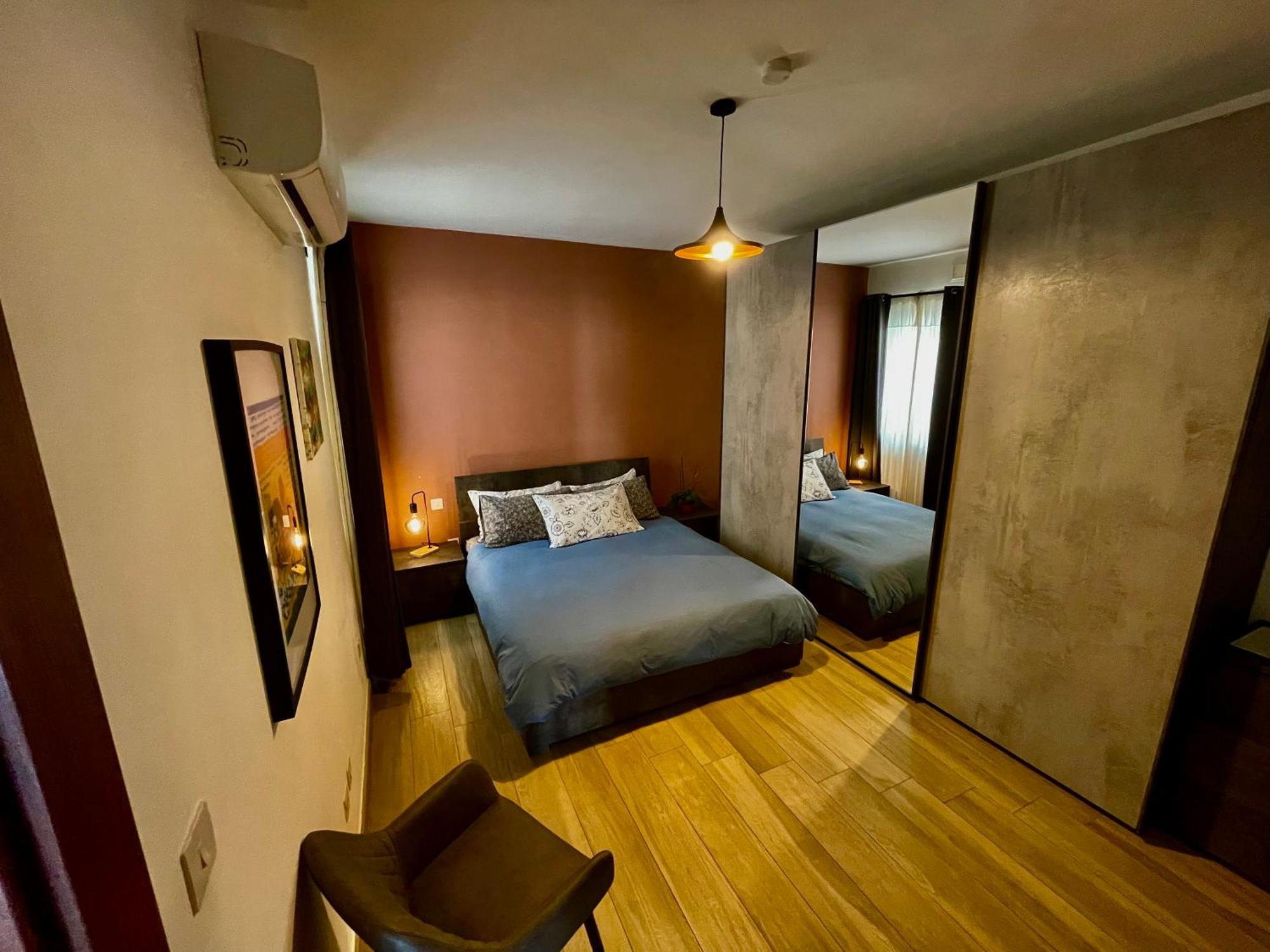Airport Express: Private En-suite With Self-check Homestay *